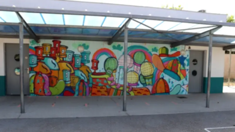 Sernhac prépare sa rentrée scolaire avec des travaux et une fresque d'élèves exposée