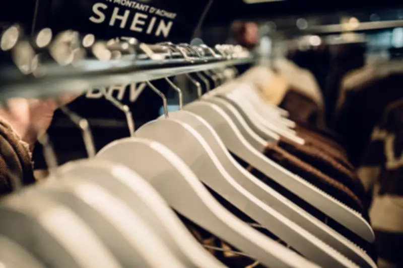 Shein devant la justice française : la suspension de sa marketplace en débat