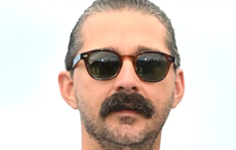 Shia LaBeouf filmé en caleçon dans un hôtel, inquiétudes sur sa santé mentale