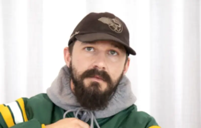 Shia LaBeouf justifie son agression par une "peur des homosexuels"
