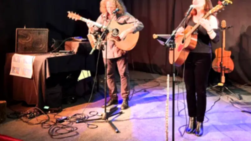 Soirée Québécoise à Saint-Sébastien-d'Aigrefeuille : Musique et Poutine en Partage