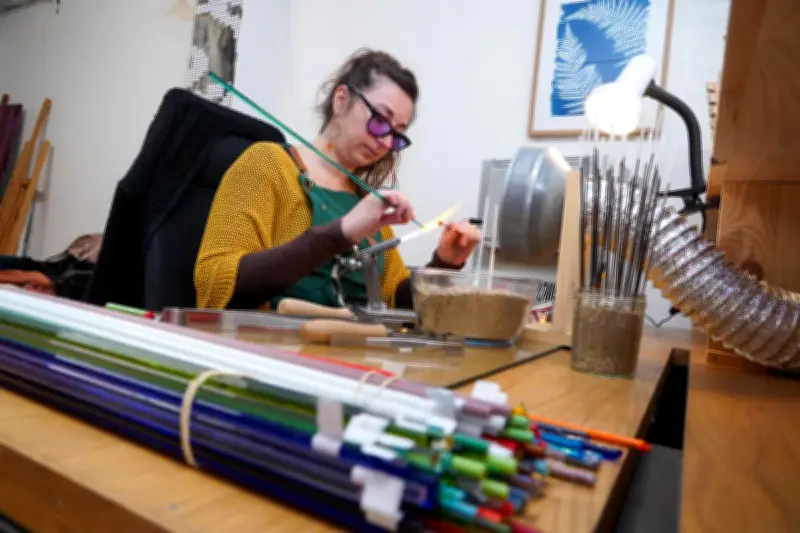Sophie Cerezuela, fileuse de verre à Bayonne, ouvre son atelier Pyramyd pour un art minutieux