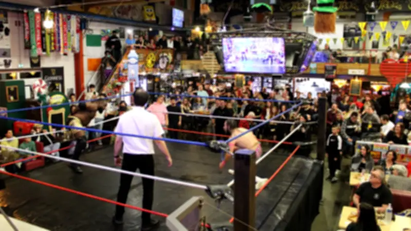 Spectacle de catch survolté à Pont-Saint-Esprit : Navarro saute du 1er étage !