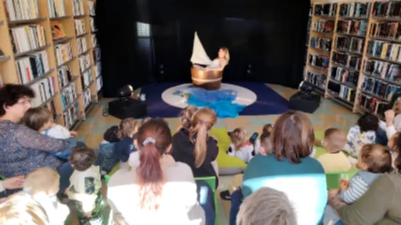 Spectacle 'O' à la médiathèque : nounous et bébés enchantés par la poésie de l'eau