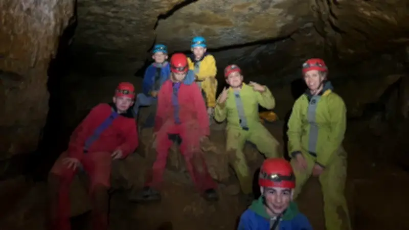 Spéléologie éducative en Lozère : des collégiens découvrent l'univers souterrain
