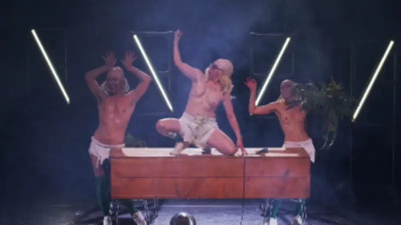 « Ssssswell » : Chambon et Charron secouent la Méca avec une œuvre New Age détonante