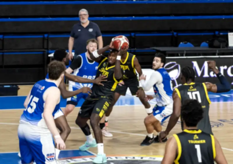 Stade Montois Basket : L'impératif victoire face à Rezé pour la course au maintien