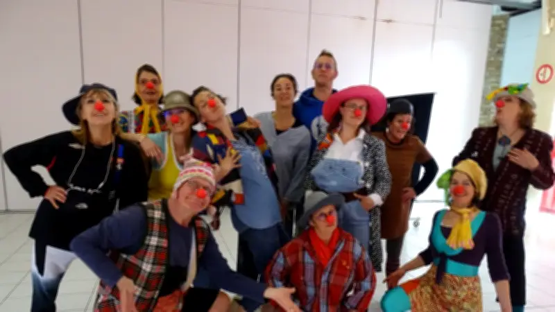 Stage de clown à Cornillon : explorer le rire et la présence scénique