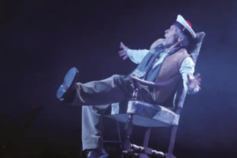 Stanislas de la Tousche incarne Céline dans Mort à crédit à l'Eldorado