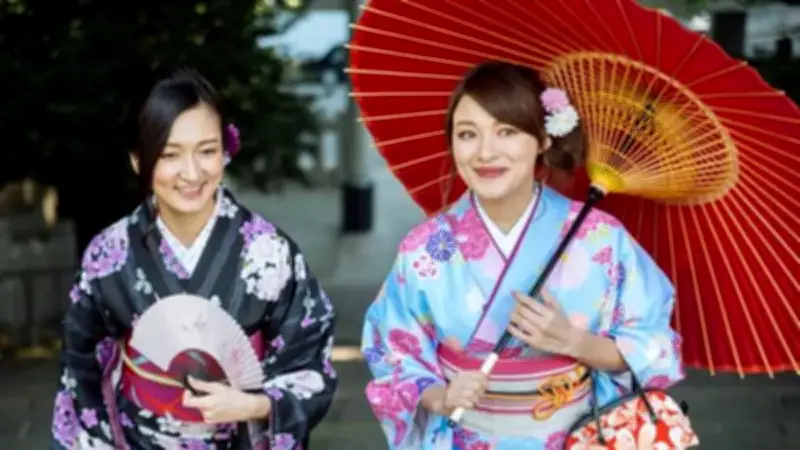 Sète célèbre le Japon : exposition de celluloïds et défilé de kimonos à la médiathèque