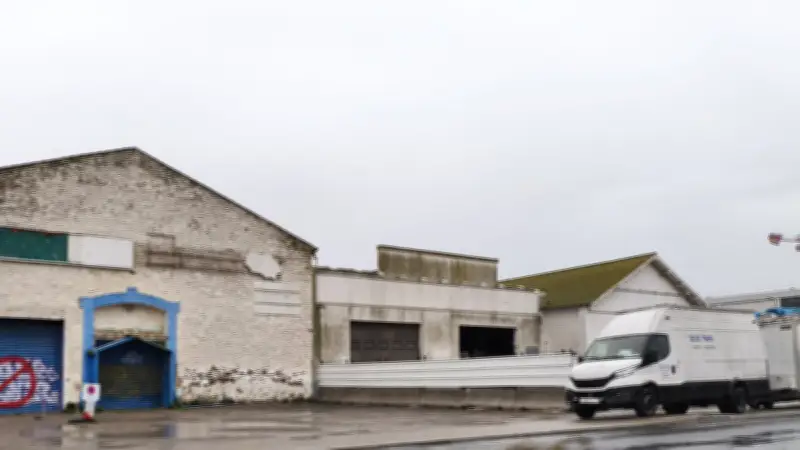 Sète : les anciens entrepôts de l'entrée Est en cours de démantèlement pour le nouveau port