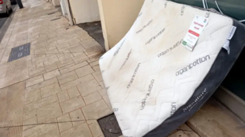 À Sète, un matelas abandonné sur un quai illustre la persistance des dépôts sauvages