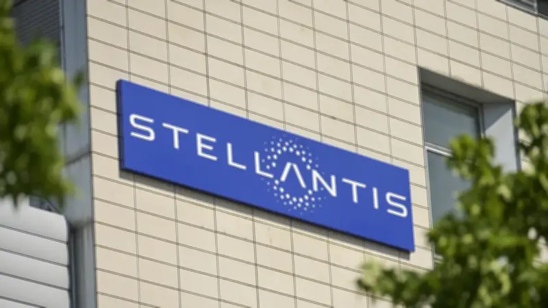 Stellantis rappelle 212 700 véhicules : un défaut moteur peut provoquer un incendie