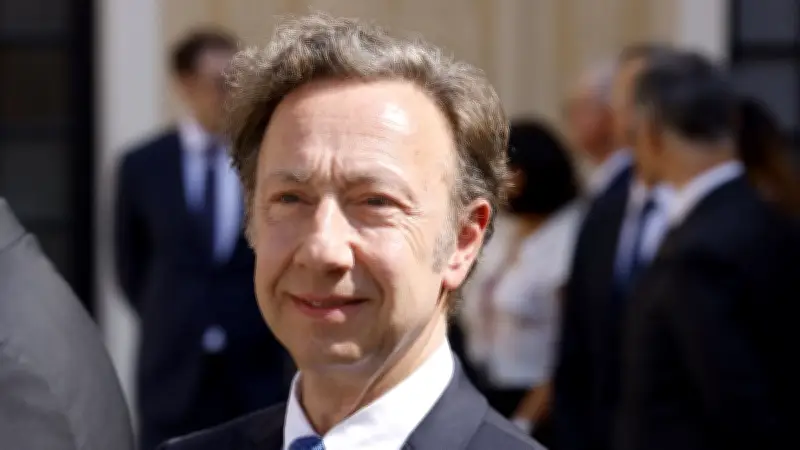 Stéphane Bern réélu à 100 % des voix aux municipales 2026 dans son village