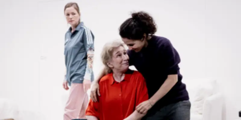 Stéphane Braunschweig met en scène 'À notre place' d'Arne Lygre à La Colline