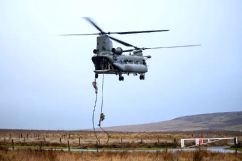 Stratégies militaires : l'importance cruciale des unités de contact dans les conflits modernes