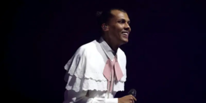 Stromae fait une apparition surprise avec Orelsan à Bruxelles après une longue absence