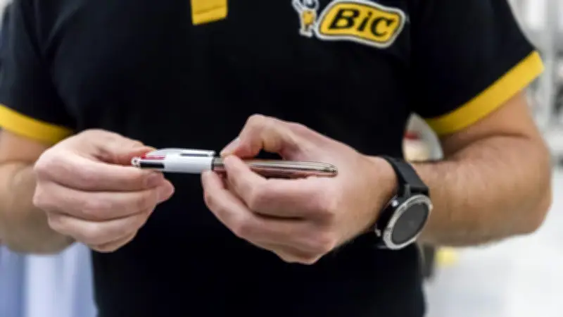 Stylo 4-couleurs : l'engouement des collégiens crée trafics et conflits dans les cours