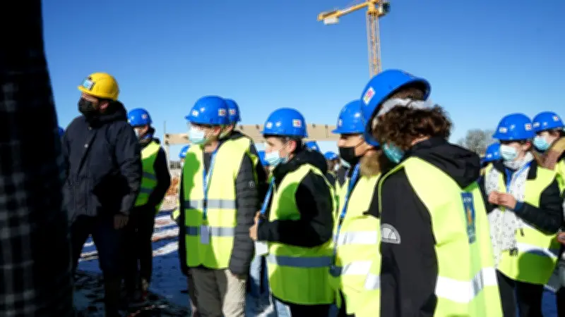 Sud-Aveyron : les jeunes élus découvrent le chantier du futur collège du Larzac