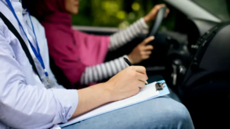 Suisse : un moniteur d'auto-école condamné pour avoir soufflé les réponses à l'examen