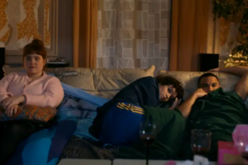 Sur Arte, la série 'Quelqu'un devrait interdire les dimanches après-midi' critiquée pour son excès de maniérisme