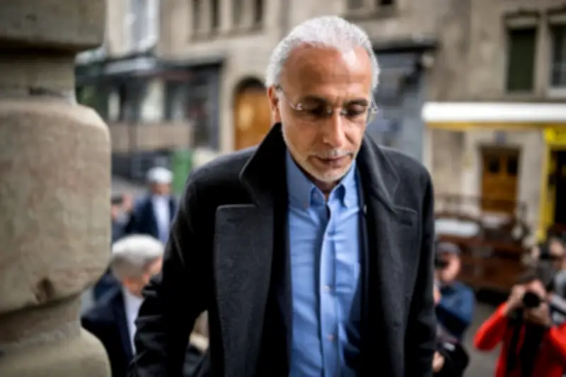 Tariq Ramadan absent à son procès mais très actif sur les réseaux sociaux