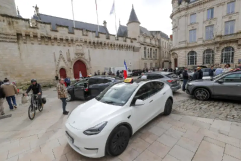 Taxis artisans en colère à La Rochelle contre les chauffeurs de plateforme