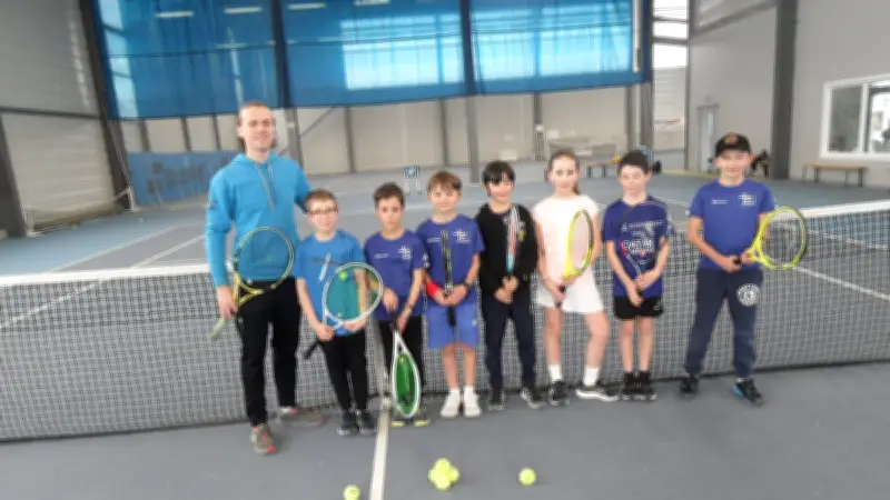 Tennis en Lozère : stages de perfectionnement réussis pour jeunes et adultes
