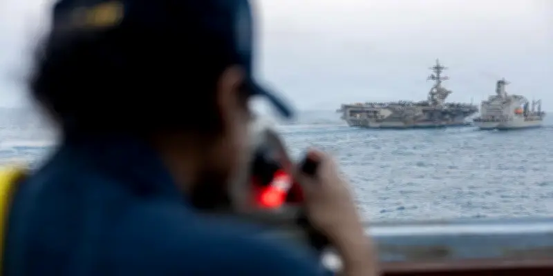 Tensions au Moyen-Orient : Des missiles iraniens visent le porte-avions Abraham Lincoln