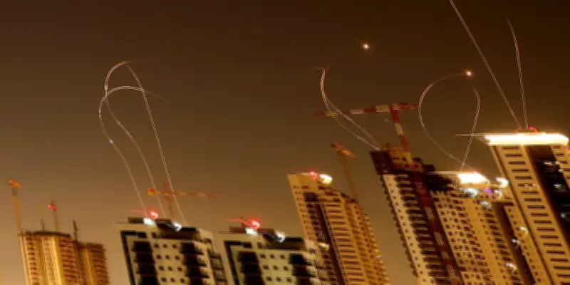 Tensions au Moyen-Orient : Israël ciblé par des missiles iraniens, raids israéliens près de Beyrouth
