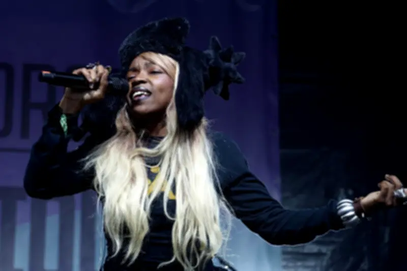 Theodora enflamme Paris avec un show électrisant et des invités surprises, dont Gims