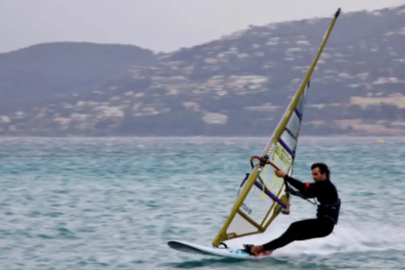 Théo Di Lello, jeune véliplanchiste de Six-Fours, vise le professionnalisme