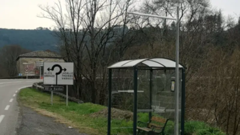 Thoiras-Corbès : Des lampadaires solaires illuminent enfin les abris de bus