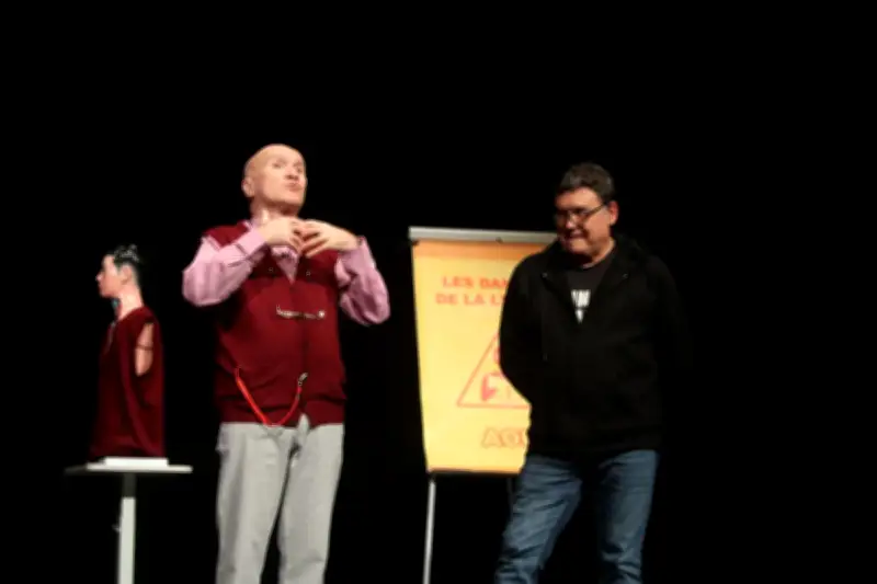 Titus dénonce les dangers de la lecture dans un seul-en-scène satirique à Louhossoa