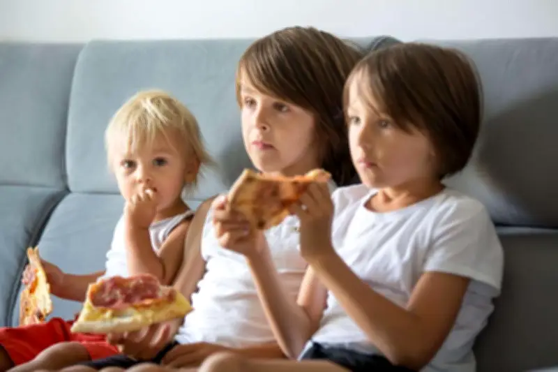 Télé allumée pendant les repas : un impact négatif sur le développement du langage des enfants