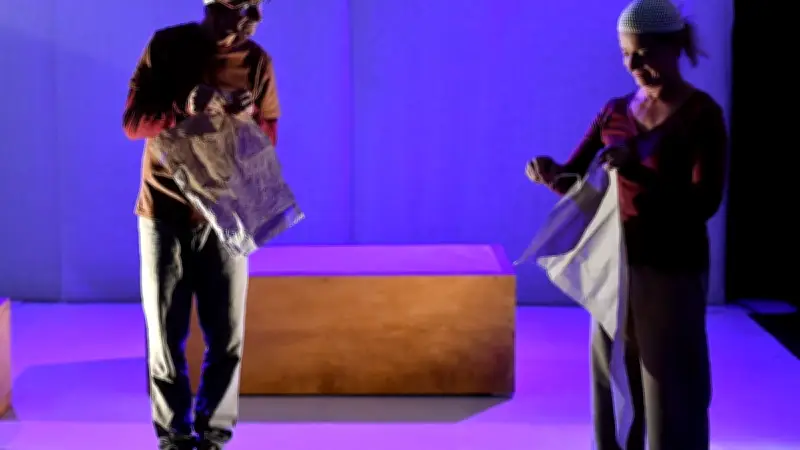 Toim : un spectacle de papier interactif pour les tout-petits par la Cie Caracol