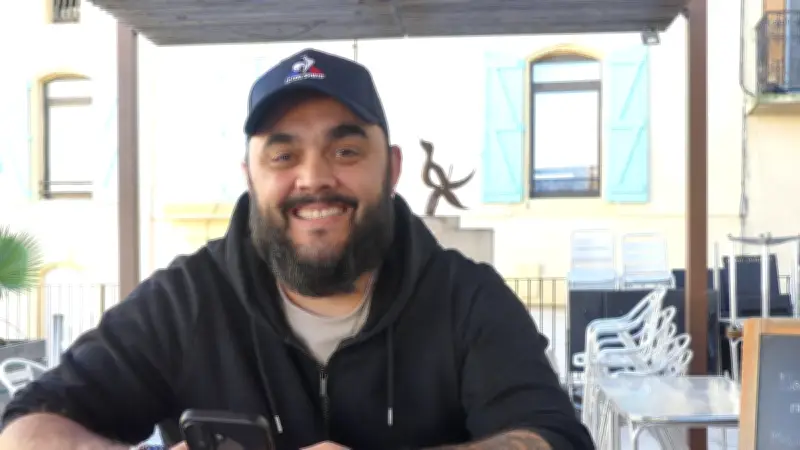 Tomas Philippon, nouveau gérant du Café de la Place à Abeilhan