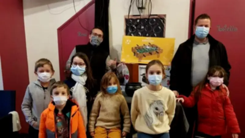 Tombola de l'école Dourieu : des enfants participent au tirage à Manduel