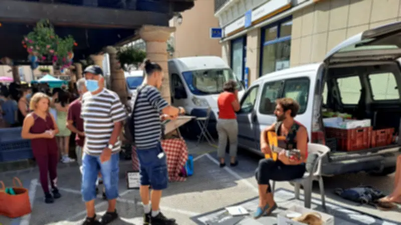 Touba, le troubadour moderne qui fait revivre Brassens au marché de Langogne