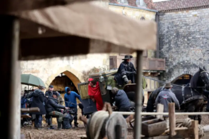 Tournage de 'Les chèvres' avec Dany Boon à Monpazier : immersion dans la bastide du XVIIe siècle