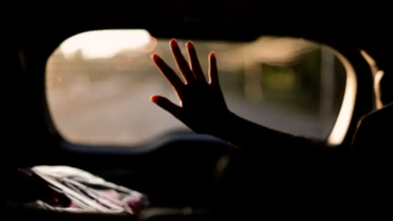 Tragédie en Alabama : un enfant de 3 ans meurt oublié dans une voiture par une employée