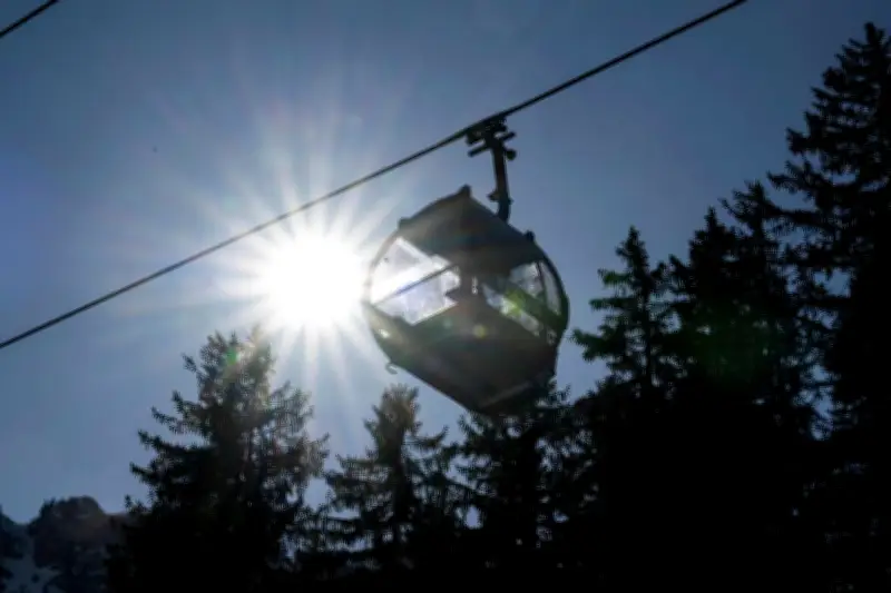 Tragédie en Suisse : une télécabine s'effondre dans une station de ski, un mort