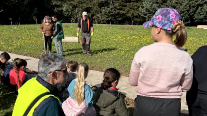 À Tresques, des écoliers plantent des haies pour restaurer la biodiversité locale