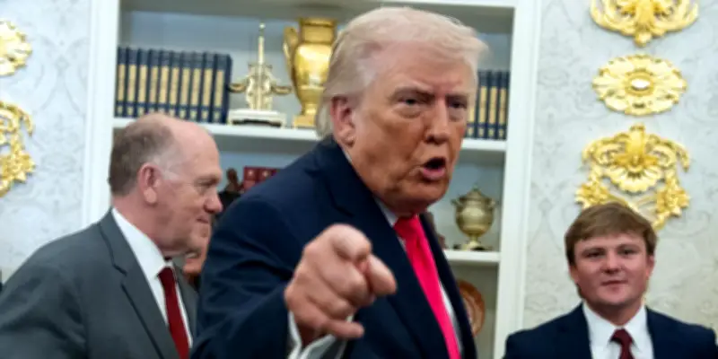 Trump affirme discuter avec l'Iran, Téhéran dément et accuse Washington