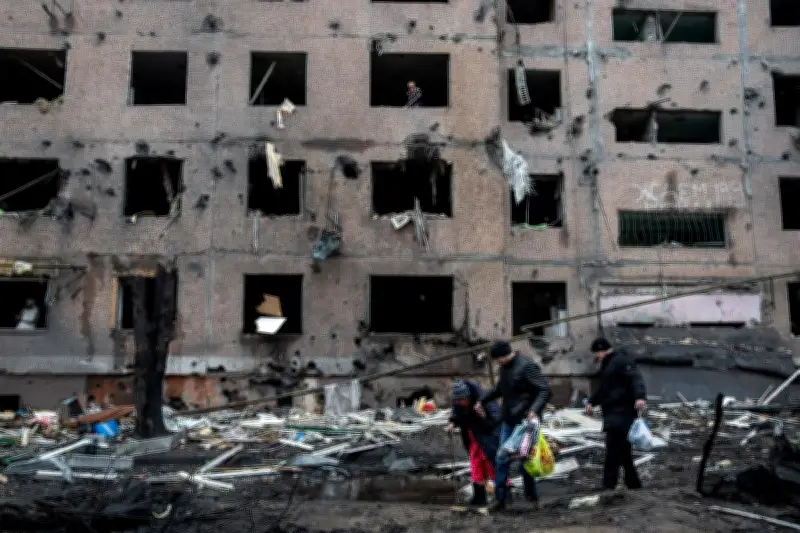 Ukraine : au moins six morts dans des frappes russes, dont une attaque sur un train