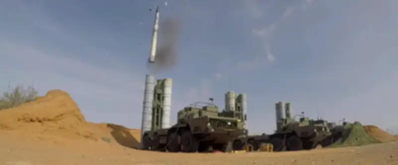 Ukraine frappe un lanceur S-400 russe en Crimée, dégradant les défenses aériennes