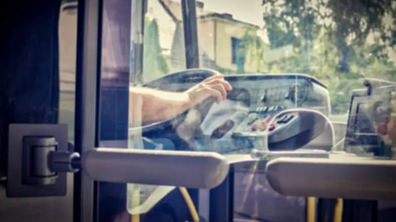Un adolescent vole un bus sur 130 km pour déposer sa petite amie à l'école
