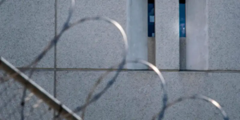 Un Afghan décède dans un centre de rétention américain de l'ICE, une tragédie qui interroge