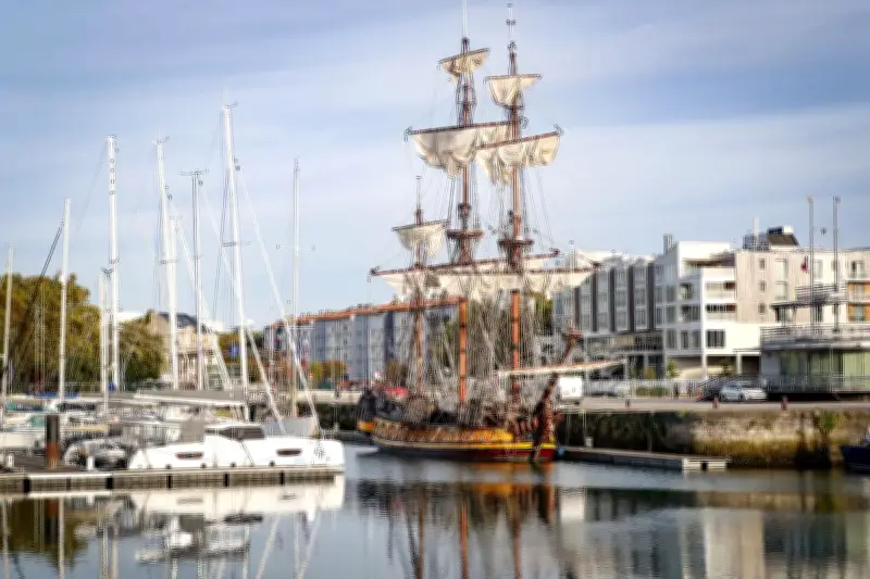 Un arrêté préfectoral contesté bloque un navire russe historique dans les eaux françaises