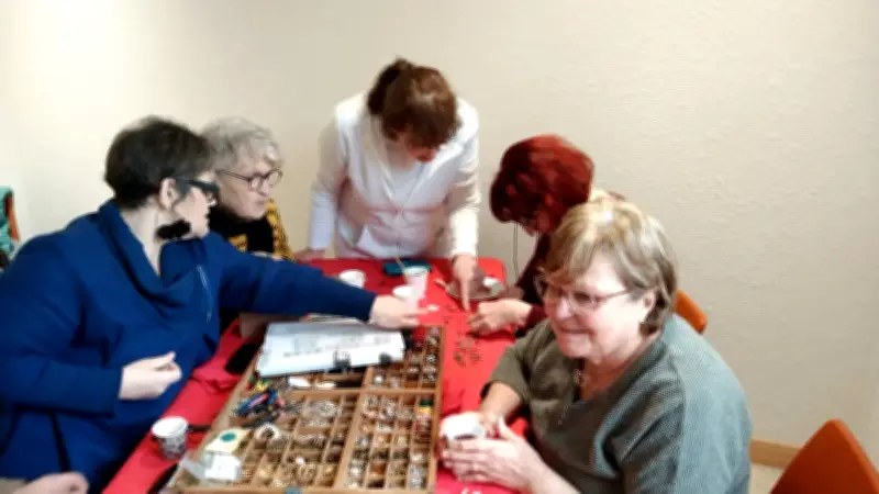 Un atelier de création de bijoux anime la Maison du village du Buis